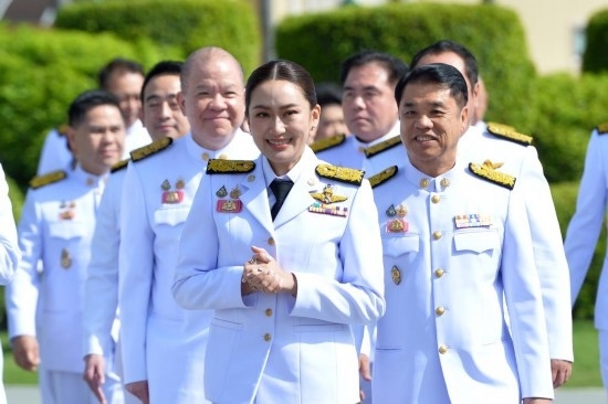 2024年9月7日，泰國總理佩通坦·欽那瓦（前中）及新一屆內(nèi)閣成員在位于首都曼谷的總理府與媒體見面。新華社發(fā)（拉亨攝）