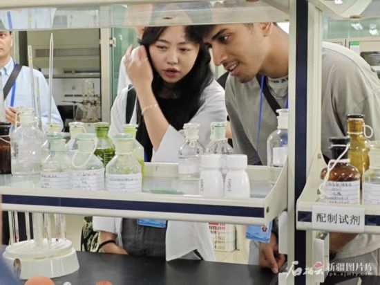 5月26日，2025上合組織國家媒體合作論壇嘉賓參觀新奇康藥業(yè)股份有限公司實驗室。石榴云/新疆日報記者 宋海波攝