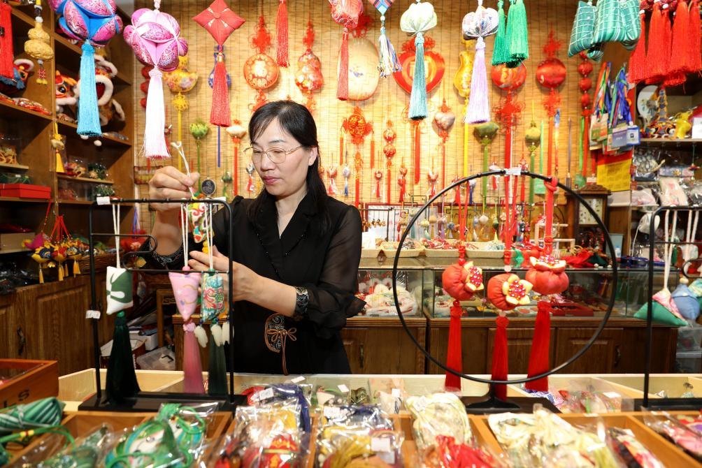 2025年5月25日，安徽省淮北市，非遺香包上貨架。（圖片來源：視覺中國）