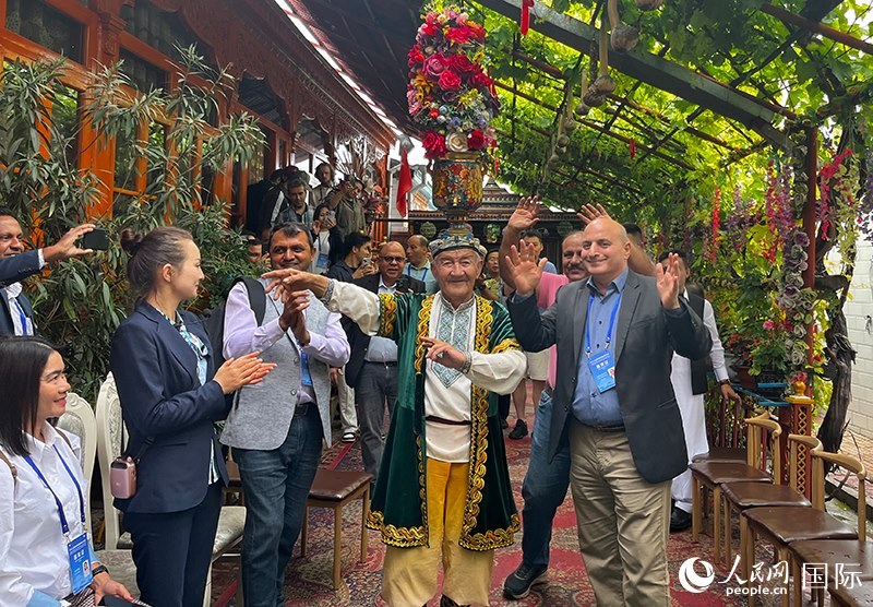 5月24日，外國媒體人在伊寧市喀贊其民俗旅游區(qū)參觀體驗(yàn)。 人民網(wǎng)記者 翟轉(zhuǎn)麗攝