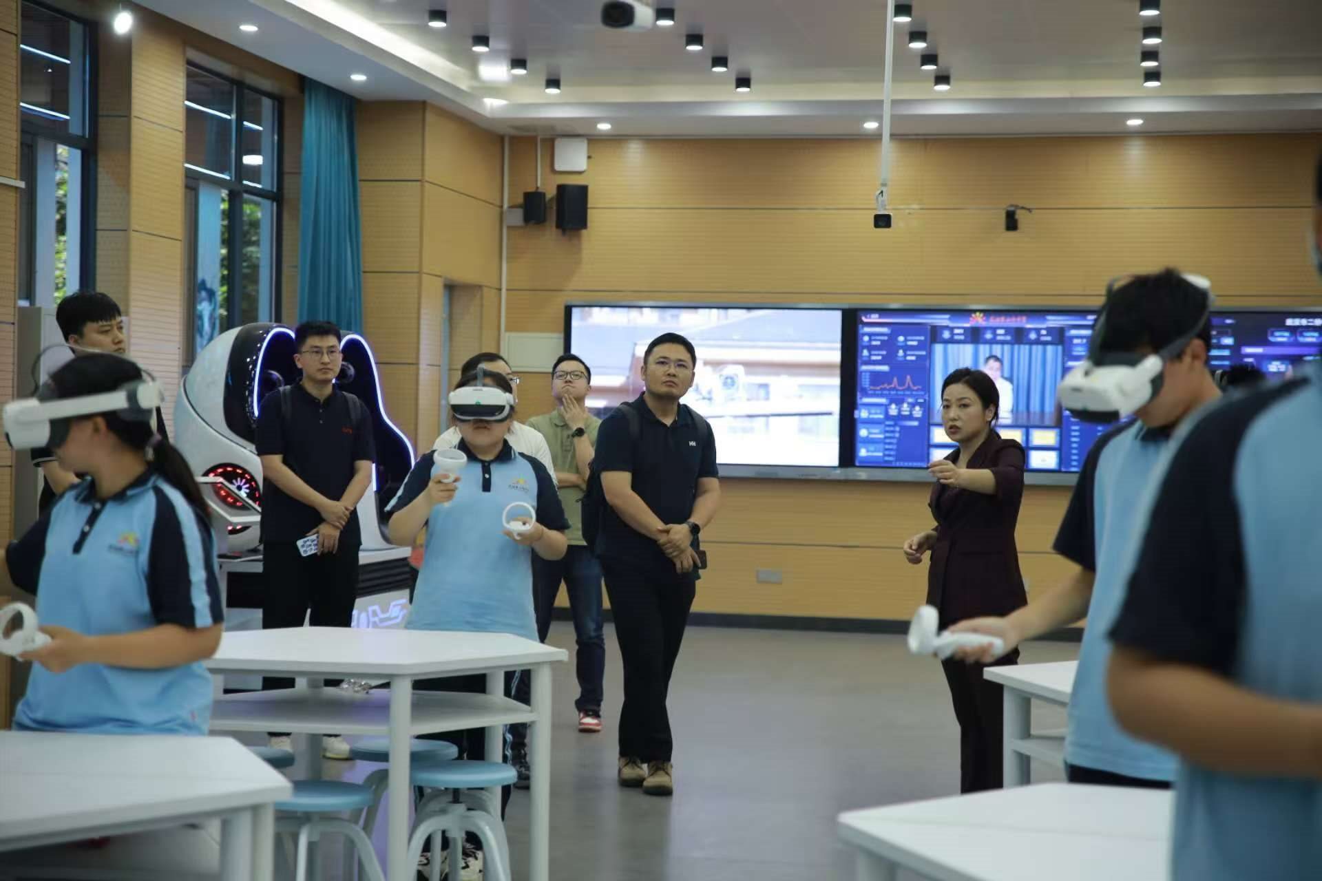 二橋中學(xué)學(xué)生在應(yīng)用VR設(shè)備學(xué)習(xí)。主辦方供圖