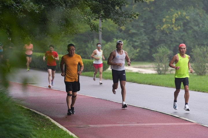 2024年7月14日，市民在北京中軸線延長線上的奧林匹克森林公園運(yùn)動(dòng)鍛煉。