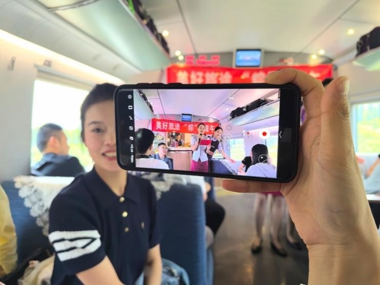 在活動中，旅客紛紛舉起手機拍攝。顏笑攝