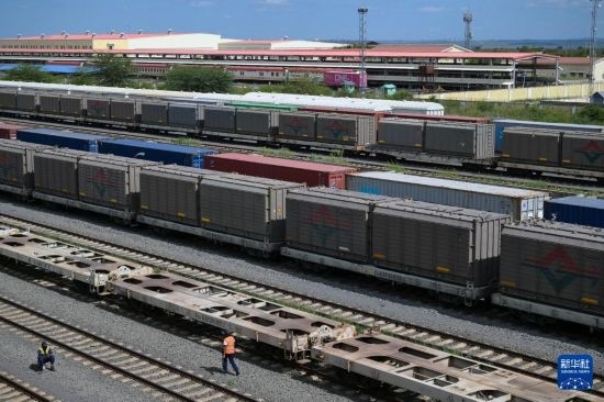 5月31日，在蒙內(nèi)鐵路內(nèi)羅畢站到發(fā)場(chǎng)，鐵路工人在鐵道旁巡檢。新華社記者 楊光 攝