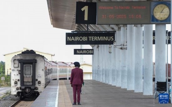 5月31日，在蒙內(nèi)鐵路內(nèi)羅畢站，工作人員目送開往蒙巴薩的E2次列車駛離站臺(tái)。新華社記者 李亞輝 攝