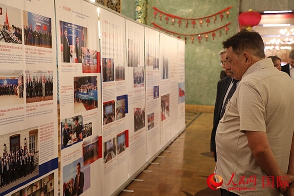 與會嘉賓參觀中俄科技創(chuàng)新合作圖片展。人民網(wǎng)記者 肖新新攝