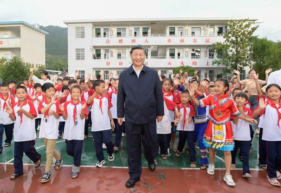 2020年9月16日，在湖南郴州市汝城縣文明瑤族鄉(xiāng)第一片小學(xué)，師生們簇?fù)碇?xí)近平總書記步出校園。新華社記者 李學(xué)仁 攝