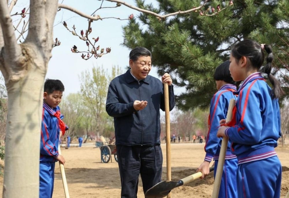 2019年4月8日，習(xí)近平總書記參加首都義務(wù)植樹活動(dòng)。這是習(xí)近平總書記同少先隊(duì)員在一起。新華社記者 鞠鵬 攝