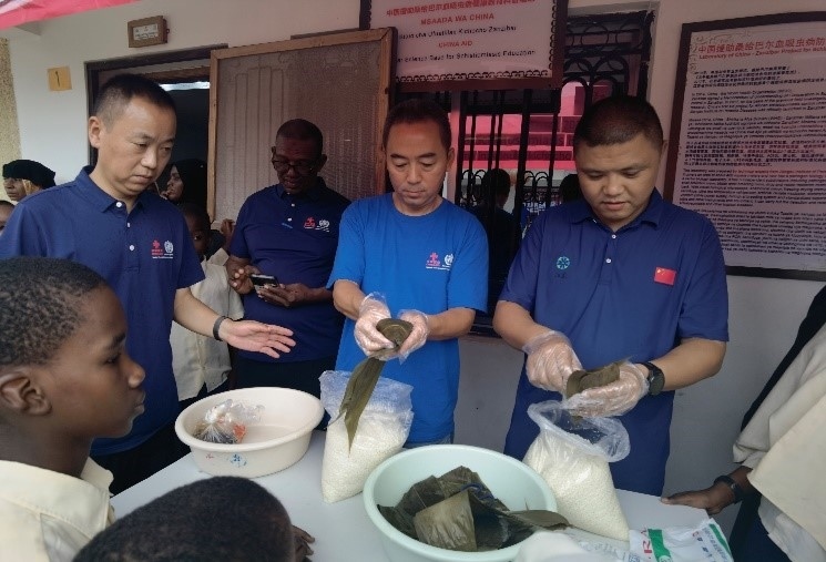 中方專(zhuān)家示范包粽子。施亮攝