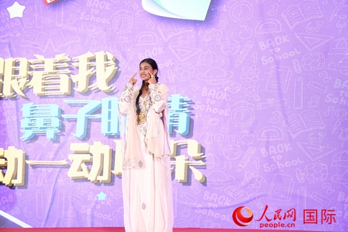 演唱中文歌曲。人民網(wǎng)記者任皓宇攝