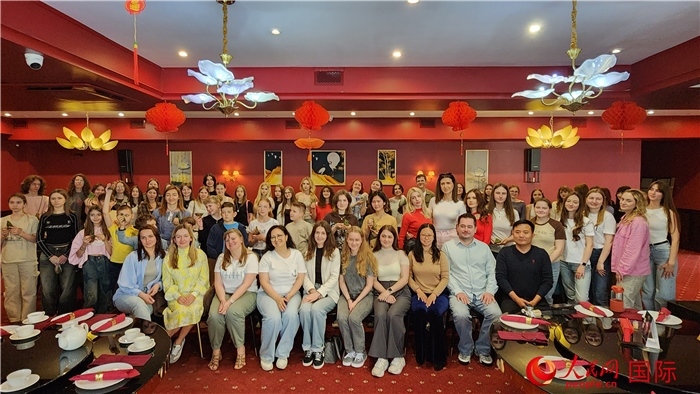 “慶端午學(xué)中文”活動(dòng)全體合照。人民網(wǎng)記者蔡子暢攝