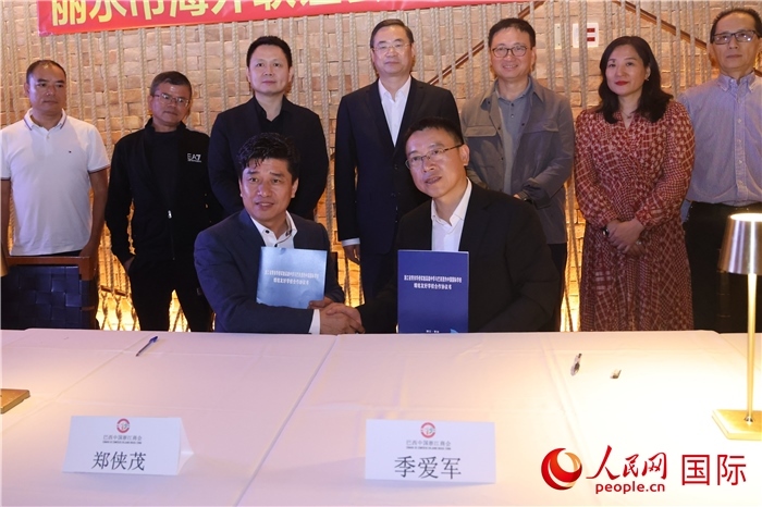 浙江省青田華僑實(shí)驗(yàn)高級(jí)中學(xué)與巴西里約中國國際學(xué)校在座談會(huì)上締結(jié)為友好學(xué)校，青田縣人民政府僑務(wù)辦公室主任季愛軍和擔(dān)任巴西里約中國國際學(xué)校董事長的鄭俠茂作為代表簽署協(xié)議。 人民網(wǎng)記者 時(shí)元皓攝