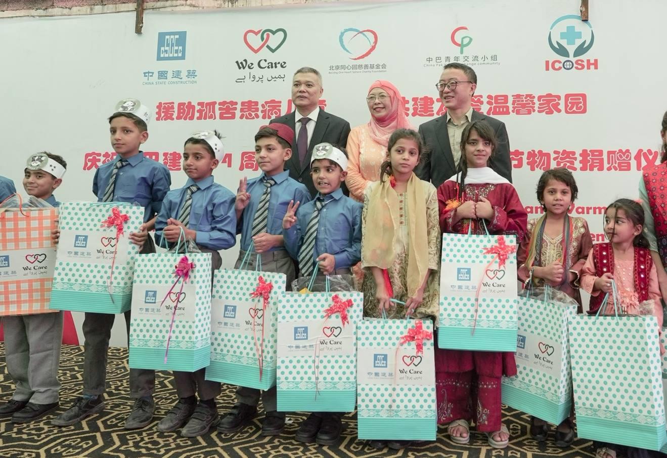 受捐孤兒在儀式上合影留念。瓦加斯·阿赫邁德攝