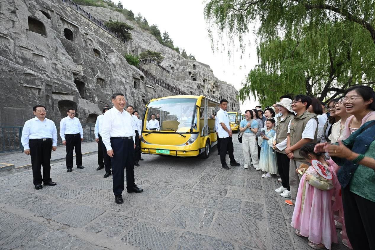 5月19日，習(xí)近平在洛陽龍門石窟考察時，同游客親切交流。