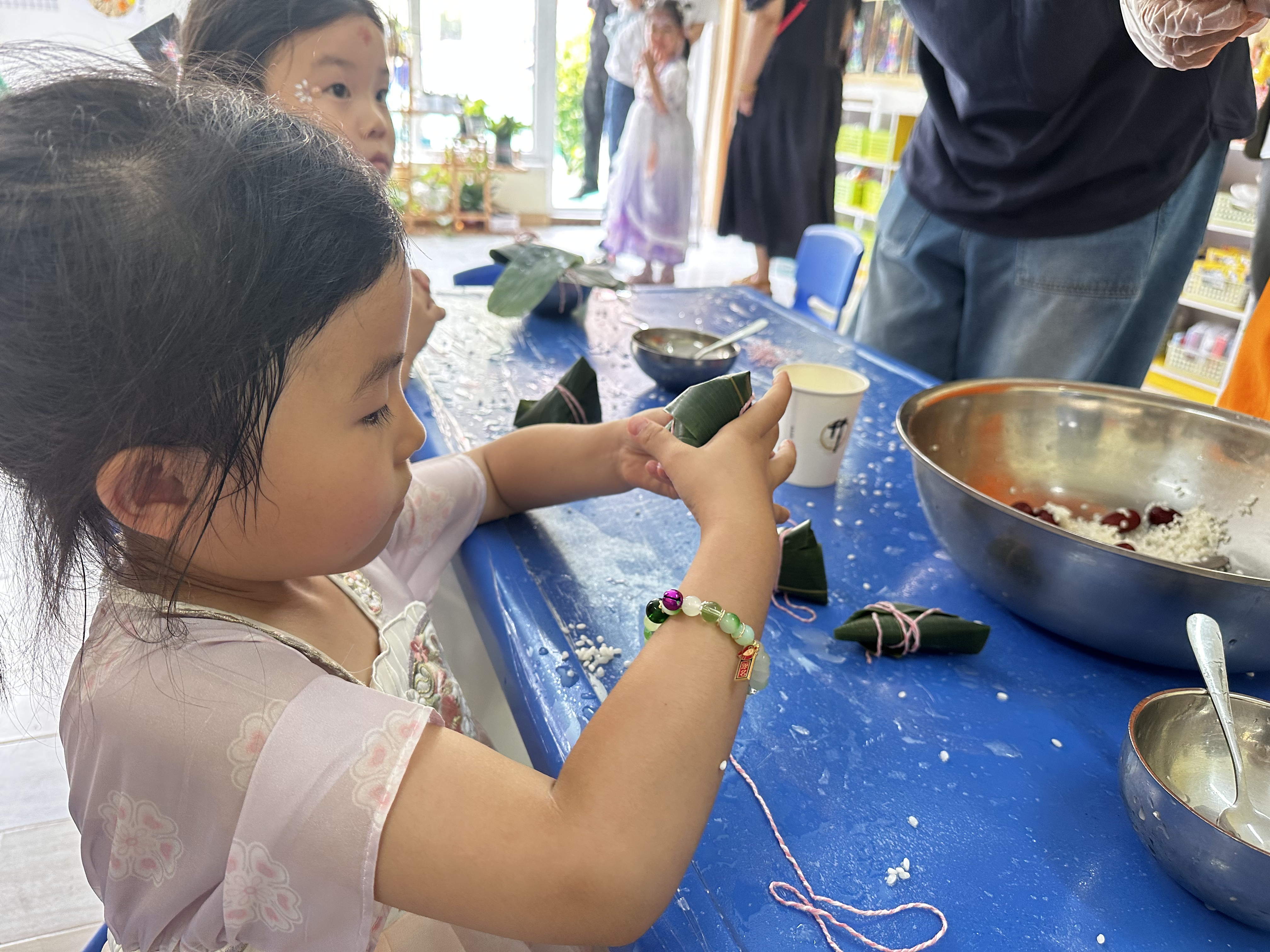 小朋友在體驗(yàn)包粽子。人民網(wǎng)記者 楊虞波羅攝