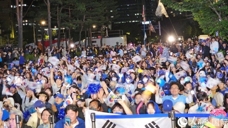 當(dāng)?shù)貢r(shí)間4日凌晨，李在明支持者們聚集在國會(huì)前等待計(jì)票結(jié)果。人民網(wǎng) 柳美鉉攝