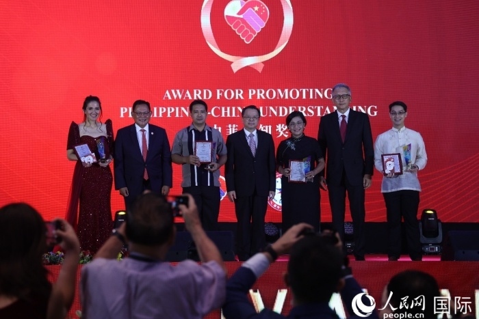 黃溪連大使和菲中了解協(xié)會主席與榮獲“友誼獎”的獲獎?wù)吆嫌傲裟?。人民網(wǎng)記者 樊帆攝